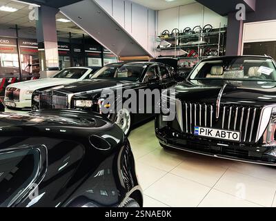 Lemberg, Ukraine - 12. Februar 2025: Innenraum mit Luxusfahrzeugen, darunter mehrere luxuriöse SUV-Typen und Limousinen. Stockfoto
