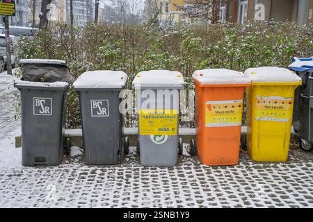 Mülleimer, Recycling, Schnee, Winter, Steglitz, Berlin, Deutschland *** Mülltonne, Recycling, Schnee, Winter, Steglitz, Berlin, Deutschland Stockfoto