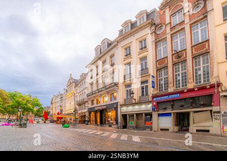 Eine malerische Straße mit Geschäften und Straßencafés in der Nähe des Marktplatzes Grand Place im historischen Stadtzentrum von Brüssel, Belgien. Stockfoto