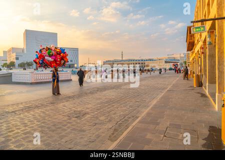 Die Sonne untergeht über dem historischen Souq Waqif Markt im historischen Zentrum von Doha Katar. Stockfoto