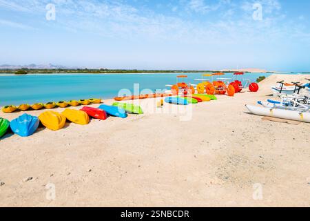 Wassersport-Freizeitfahrzeuge am Sandstrand in der Nähe von Mangrovenbäumen im Resort Wildlife Sanctuary der privaten Sir Bani Yas Island, VAE. Stockfoto
