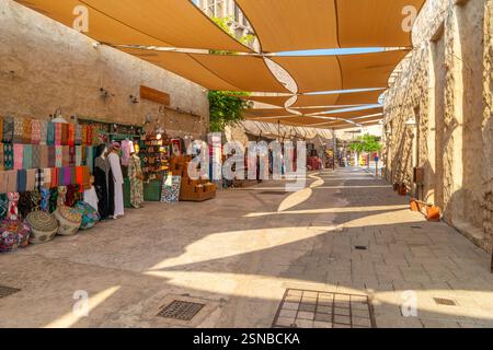 Traditionelle arabische und touristische Geschäfte im Al Seef Dubai Creek Shopping, Restaurants und Kulturzentrum am Dubai Creek, in Dubai, Vereinigte Arabische Emirate. Stockfoto