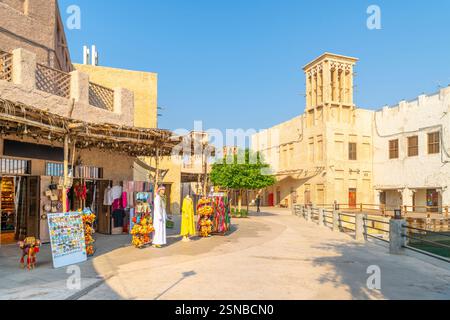 Traditionelle Märkte und Geschäfte im Al Seef Dubai Creek Einkaufs-, Restaurant- und Kulturzentrum am Dubai Creek in Dubai, Vereinigte Arabische Emirate. Stockfoto