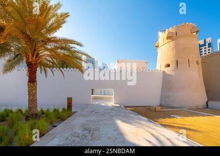 Ein Eingang in den inneren und ältesten Abschnitt des historischen Qasr Al Hosn Fort, der ältesten Festung in den Vereinigten Arabischen Emiraten, in Abu Dhabi, VAE. Stockfoto