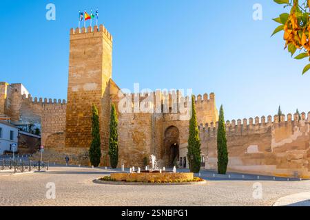 Die maurische Burgfestung Alcazar de la Puerta de Sevilla in der andalusischen Stadt Carmona, Spanien. Stockfoto