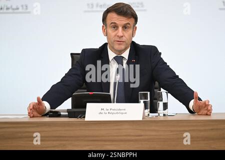 Paris, Frankreich. Februar 2025. Der französische Präsident Emmanuel Macron während der Internationalen Konferenz zu Syrien im Ministerkonferenzzentrum in Paris, Frankreich, am 13. Februar 2025. Foto: Eric Tschaen/Pool/ABACAPRESS. COM Credit: Abaca Press/Alamy Live News Stockfoto