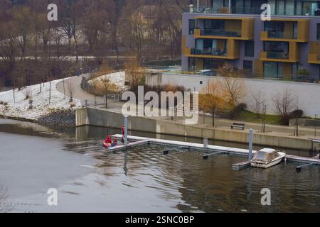Prag, Tschechische Republik - 13. Februar 2025: Notfallmaßnahmen bei Flüssigkeitslecks im Bezirk Liben Stockfoto