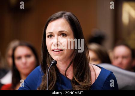 Washington, Usa. Februar 2025. Senatorin Katie Britt (R-AL) wird am Donnerstag, den 13. Februar 2025 bei einer Anhörung des Senats für Gesundheit, Bildung, Arbeit und Pensionen über die Nominierung von Linda McMahon zur Bildungsministerin im Dirksen Senate Office Building in Washington DC gesehen. Die Trump-Regierung hat erwogen, das Bildungsministerium zu schließen. (Foto: Aaron Schwartz/SIPA USA) Credit: SIPA USA/Alamy Live News Stockfoto