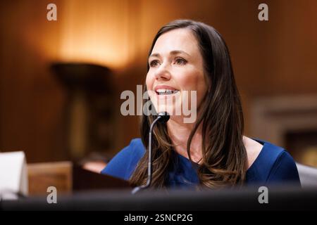 Washington, Usa. Februar 2025. Senatorin Katie Britt (R-AL) wird am Donnerstag, den 13. Februar 2025 bei einer Anhörung des Senats für Gesundheit, Bildung, Arbeit und Pensionen über die Nominierung von Linda McMahon zur Bildungsministerin im Dirksen Senate Office Building in Washington DC gesehen. Die Trump-Regierung hat erwogen, das Bildungsministerium zu schließen. (Foto: Aaron Schwartz/SIPA USA) Credit: SIPA USA/Alamy Live News Stockfoto