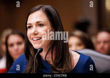 Washington, Usa. Februar 2025. Senatorin Katie Britt (R-AL) wird am Donnerstag, den 13. Februar 2025 bei einer Anhörung des Senats für Gesundheit, Bildung, Arbeit und Pensionen über die Nominierung von Linda McMahon zur Bildungsministerin im Dirksen Senate Office Building in Washington DC gesehen. Die Trump-Regierung hat erwogen, das Bildungsministerium zu schließen. (Foto: Aaron Schwartz/SIPA USA) Credit: SIPA USA/Alamy Live News Stockfoto
