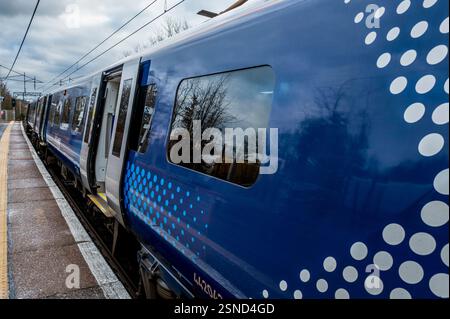 ScotRail Pendlerzug an der Carluke Station in South Lanarkshire, Schottland Stockfoto