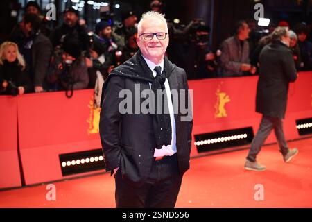 Berlin, Deutschland. Februar 2025. Thierry Frémaux, Direktor des Filmfestivals Canne, steht am Eröffnungsabend der Berlinale auf dem roten Teppich. Der Film „The Light“ wird angezeigt. Die 75. Internationalen Filmfestspiele Berlin finden vom 13. Bis 23. Februar 2025 statt. Quelle: Christoph Soeder/dpa/Alamy Live News Stockfoto