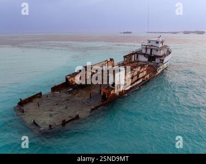 Luftaufnahme eines halb versunkenen Schiffes auf den Malediven, Indischer Ozean. Großes rostiges Schiff ist auf diesem Foto in einer Lagune. Stockfoto