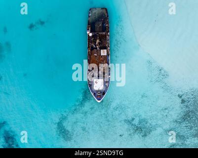 Luftaufnahme eines halb versunkenen Schiffes auf den Malediven, Indischer Ozean. Großes rostiges Schiff ist auf diesem Foto in einer Lagune. Stockfoto