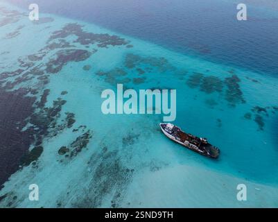 Luftaufnahme eines halb versunkenen Schiffes auf den Malediven, Indischer Ozean. Großes rostiges Schiff ist auf diesem Foto in einer Lagune. Stockfoto