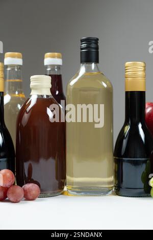 Verschiedene Arten von Essig, Apfel-, Balsamico-, Wein- und Granatapfelessig in Flaschen Stockfoto