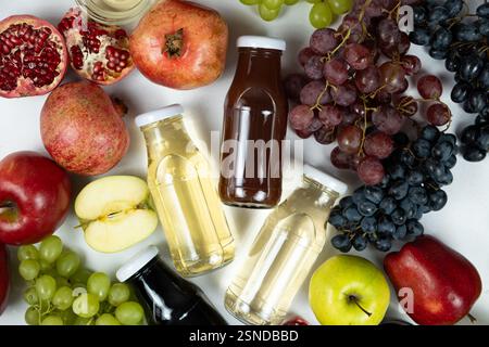 Verschiedene Arten von Essig Balsamico, Apfel, Wein und Granatapfel in Glasflaschen Stockfoto