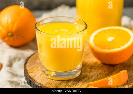 Süßer Bio-Orangensaft zum Frühstück im Glas Stockfoto