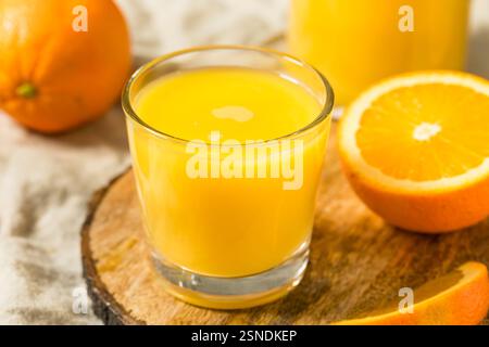 Süßer Bio-Orangensaft zum Frühstück im Glas Stockfoto