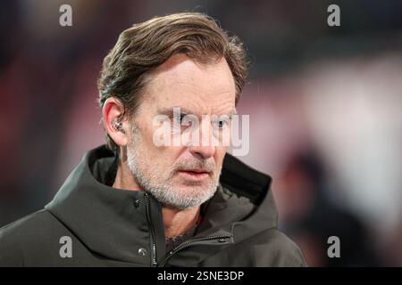 Enschede, Niederlande. Februar 2025. ENSCHEDE, NIEDERLANDE - 13. FEBRUAR: Ronald de Boer arbeitet als Analyst vor dem Play-off-Spiel der UEFA Europa League 2024/25 League zwischen dem FC Twente und dem FK Bodo Glimt in Grolsch Veste am 13. Februar 2025 in Enschede, Niederlande. (Foto von Peter Lous/Orange Pictures) Credit: Orange Pics BV/Alamy Live News Stockfoto