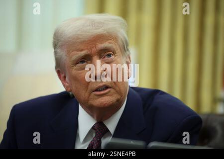 Washington, Usa. Februar 2025. Präsident Donald Trump im Oval Office des Weißen Hauses, wo er am 13. Februar 2025 in Washington eine Exekutivverordnung unterzeichnete. (Francis Chung/POLITICO) Credit: Abaca Press/Alamy Live News Stockfoto