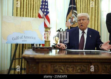 Washington, Usa. Februar 2025. Präsident Donald Trump im Oval Office des Weißen Hauses, wo er am 13. Februar 2025 in Washington eine Exekutivverordnung unterzeichnete. (Francis Chung/POLITICO) Credit: Abaca Press/Alamy Live News Stockfoto