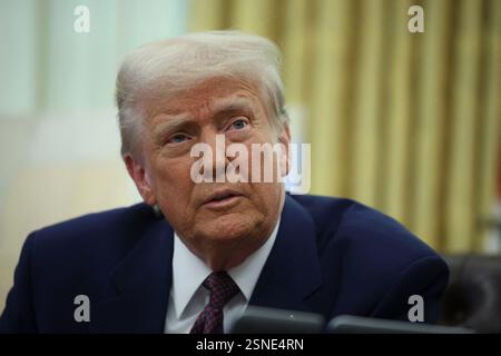 Washington, Usa. Februar 2025. Präsident Donald Trump im Oval Office des Weißen Hauses, wo er am 13. Februar 2025 in Washington eine Exekutivverordnung unterzeichnete. (Francis Chung/POLITICO) Credit: Abaca Press/Alamy Live News Stockfoto