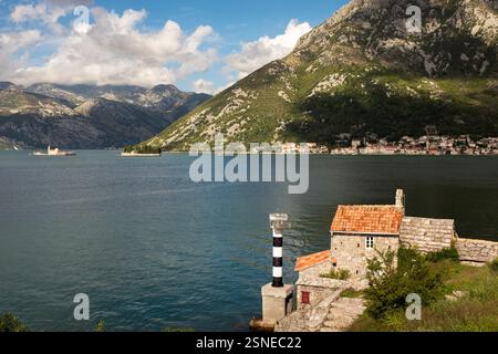 Die Kirche unserer Lieben Frau von Engeln, Lepetani, mit Blick auf Perast auf der gegenüberliegenden Küste, Montenegro Stockfoto