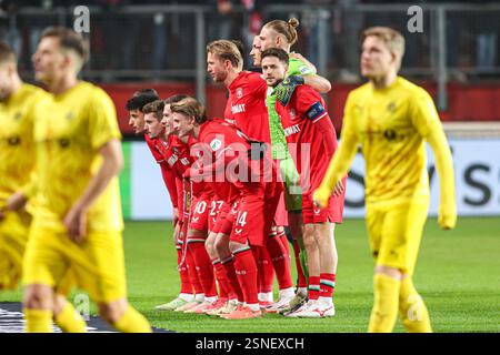 Enschede, Niederlande. Februar 2025. ENSCHEDE, NIEDERLANDE - 13. FEBRUAR: Teamfoto des FC Twente während des Play-off-Spiels der UEFA Europa League 2024/25 League Knockout zwischen dem FC Twente und dem FK Bodo Glimt in Grolsch Veste am 13. Februar 2025 in Enschede, Niederlande. (Foto von Peter Lous/Orange Pictures) Credit: Orange Pics BV/Alamy Live News Stockfoto