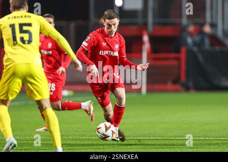 Enschede, Niederlande. Februar 2025. ENSCHEDE, NIEDERLANDE - 13. FEBRUAR: Daan dribbelt beim Play-off-Spiel der UEFA Europa League 2024/25 League zwischen dem FC Twente und dem FK Bodo Glimt in Grolsch Veste am 13. Februar 2025 in Enschede, Niederlande. (Foto von Peter Lous/Orange Pictures) Credit: Orange Pics BV/Alamy Live News Stockfoto