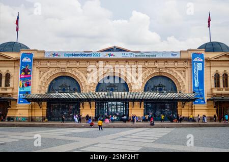 Santiago, Chile, 18. September 2022: Menschen üben traditionelle chilenische Tänze vor dem Centro Cultural Estacion Mapocho aus Stockfoto