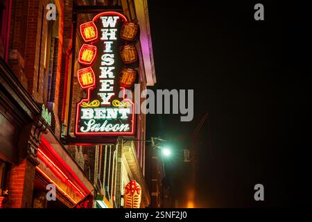 13. Oktober 2023, Nashville, TN: Neonschild einer Honky-Tonk-Bar an der Broadway Street in der Innenstadt von Nashville bei Nacht Stockfoto