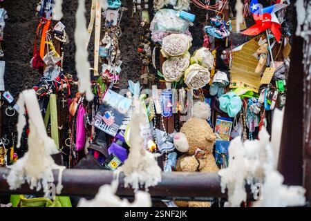Santiago, Chile, 18. September 2022: Mauer mit Geschenken und Gebeten am Fuße der Marienstatue auf dem Hügel Cerro San Cristobal in Santiago Stockfoto