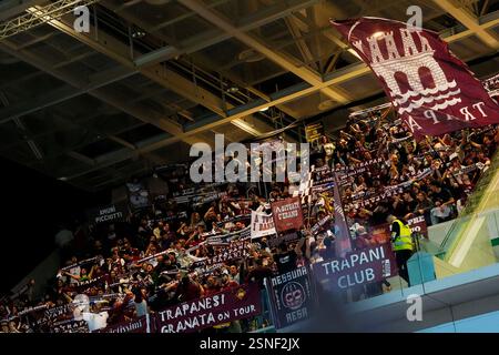 Torino, Italien. Februar 2025. Anhänger Trapani Shark während des Frecciarossa Final Acht 2025 Basket zwischen Trapani Shark und Pallacanestro Trieste in Turin Norditalien - 12. Februar 2025. Sport - Basket (Foto: Fabio Ferrari/LaPresse) Credit: LaPresse/Alamy Live News Stockfoto