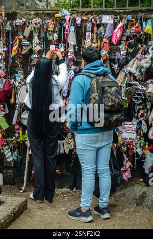 Santiago, Chile, 18. September 2022: Die Menschen hinterlassen kleine Geschenke am Fuße der Marienstatue auf dem Hügel Cerro San Cristobal in Santiago, Chi Stockfoto