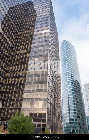 Wolkenkratzer spiegeln den Himmel in einer belebten urbanen Landschaft wider Stockfoto