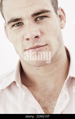 MIKE PHILLIPS, BRITISCHER LÖWE, JUNGE, 2004: Wales und Llanelli Scarlets Rugbyspieler MIKE PHILLIPS fotografierten als aufstrebender junger Star für eine Modeauflage am 16. September 2004 in Cardiff, Wales. Foto: ROB WATKINS. INFO: Mike Phillips ist ein ehemaliger walisischer Rugbyspieler, der für seinen kraftvollen, körperlichen Stil als Scrum-Half bekannt ist. Phillips war ein Schlüsselspieler für Wales und die British & Irish Lions und gewann 99 Länderspiele und war maßgeblich an mehreren Six Nations Titeln beteiligt. Stockfoto