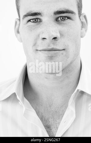 MIKE PHILLIPS, BRITISCHER LÖWE, JUNGE, 2004: Wales und Llanelli Scarlets Rugbyspieler MIKE PHILLIPS fotografierten als aufstrebender junger Star für eine Modeauflage am 16. September 2004 in Cardiff, Wales. Foto: ROB WATKINS. INFO: Mike Phillips ist ein ehemaliger walisischer Rugbyspieler, der für seinen kraftvollen, körperlichen Stil als Scrum-Half bekannt ist. Phillips war ein Schlüsselspieler für Wales und die British & Irish Lions und gewann 99 Länderspiele und war maßgeblich an mehreren Six Nations Titeln beteiligt. Stockfoto