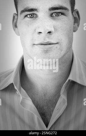 MIKE PHILLIPS, BRITISCHER LÖWE, JUNGE, 2004: Wales und Llanelli Scarlets Rugbyspieler MIKE PHILLIPS fotografierten als aufstrebender junger Star für eine Modeauflage am 16. September 2004 in Cardiff, Wales. Foto: ROB WATKINS. INFO: Mike Phillips ist ein ehemaliger walisischer Rugbyspieler, der für seinen kraftvollen, körperlichen Stil als Scrum-Half bekannt ist. Phillips war ein Schlüsselspieler für Wales und die British & Irish Lions und gewann 99 Länderspiele und war maßgeblich an mehreren Six Nations Titeln beteiligt. Stockfoto