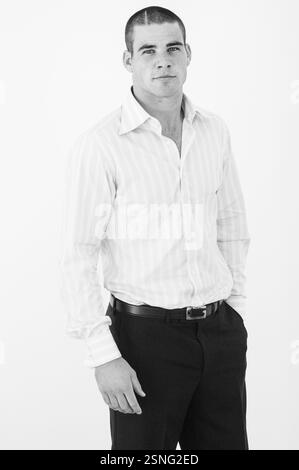 MIKE PHILLIPS, BRITISCHER LÖWE, JUNGE, 2004: Wales und Llanelli Scarlets Rugbyspieler MIKE PHILLIPS fotografierten als aufstrebender junger Star für eine Modeauflage am 16. September 2004 in Cardiff, Wales. Foto: ROB WATKINS. INFO: Mike Phillips ist ein ehemaliger walisischer Rugbyspieler, der für seinen kraftvollen, körperlichen Stil als Scrum-Half bekannt ist. Phillips war ein Schlüsselspieler für Wales und die British & Irish Lions und gewann 99 Länderspiele und war maßgeblich an mehreren Six Nations Titeln beteiligt. Stockfoto