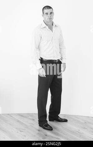 MIKE PHILLIPS, BRITISCHER LÖWE, JUNGE, 2004: Wales und Llanelli Scarlets Rugbyspieler MIKE PHILLIPS fotografierten als aufstrebender junger Star für eine Modeauflage am 16. September 2004 in Cardiff, Wales. Foto: ROB WATKINS. INFO: Mike Phillips ist ein ehemaliger walisischer Rugbyspieler, der für seinen kraftvollen, körperlichen Stil als Scrum-Half bekannt ist. Phillips war ein Schlüsselspieler für Wales und die British & Irish Lions und gewann 99 Länderspiele und war maßgeblich an mehreren Six Nations Titeln beteiligt. Stockfoto