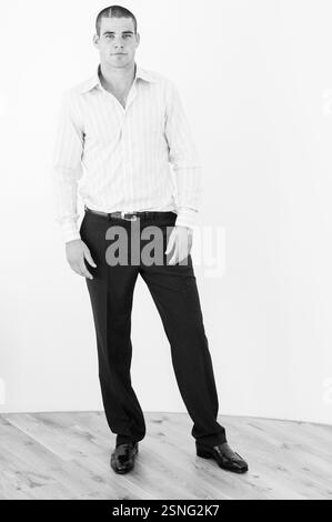 MIKE PHILLIPS, BRITISCHER LÖWE, JUNGE, 2004: Wales und Llanelli Scarlets Rugbyspieler MIKE PHILLIPS fotografierten als aufstrebender junger Star für eine Modeauflage am 16. September 2004 in Cardiff, Wales. Foto: ROB WATKINS. INFO: Mike Phillips ist ein ehemaliger walisischer Rugbyspieler, der für seinen kraftvollen, körperlichen Stil als Scrum-Half bekannt ist. Phillips war ein Schlüsselspieler für Wales und die British & Irish Lions und gewann 99 Länderspiele und war maßgeblich an mehreren Six Nations Titeln beteiligt. Stockfoto