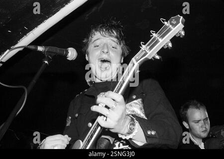 HOPE OF THE STATES, FRÜHES KONZERT, 2003: A Young Sam Herlihy von der Band HOPE OF THE STATES am 31 2003. Mai in Cardiff Barfly, South Wales, Großbritannien. Foto: ROB WATKINS. INFO: Hope of the States war eine britische Post-Rock-Band, die 2000 gegründet wurde. Bekannt für ihren filmischen Sound und ihre emotionale Tiefe, erlangten sie mit ihrem Debütalbum The Lost Riots Anerkennung. Ihre Musik enthielt oft orchestrale Arrangements und politisch aufgeladene Texte. Stockfoto