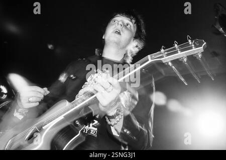 HOPE OF THE STATES, FRÜHES KONZERT, 2003: A Young Sam Herlihy von der Band HOPE OF THE STATES am 31 2003. Mai in Cardiff Barfly, South Wales, Großbritannien. Foto: ROB WATKINS. INFO: Hope of the States war eine britische Post-Rock-Band, die 2000 gegründet wurde. Bekannt für ihren filmischen Sound und ihre emotionale Tiefe, erlangten sie mit ihrem Debütalbum The Lost Riots Anerkennung. Ihre Musik enthielt oft orchestrale Arrangements und politisch aufgeladene Texte. Stockfoto