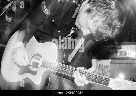HOPE OF THE STATES, FRÜHES KONZERT, 2003: A Young Sam Herlihy von der Band HOPE OF THE STATES am 31 2003. Mai in Cardiff Barfly, South Wales, Großbritannien. Foto: ROB WATKINS. INFO: Hope of the States war eine britische Post-Rock-Band, die 2000 gegründet wurde. Bekannt für ihren filmischen Sound und ihre emotionale Tiefe, erlangten sie mit ihrem Debütalbum The Lost Riots Anerkennung. Ihre Musik enthielt oft orchestrale Arrangements und politisch aufgeladene Texte. Stockfoto