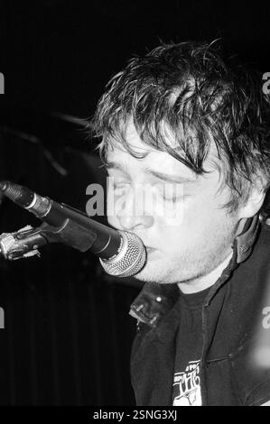 HOPE OF THE STATES, FRÜHES KONZERT, 2003: A Young Sam Herlihy von der Band HOPE OF THE STATES am 31 2003. Mai in Cardiff Barfly, South Wales, Großbritannien. Foto: ROB WATKINS. INFO: Hope of the States war eine britische Post-Rock-Band, die 2000 gegründet wurde. Bekannt für ihren filmischen Sound und ihre emotionale Tiefe, erlangten sie mit ihrem Debütalbum The Lost Riots Anerkennung. Ihre Musik enthielt oft orchestrale Arrangements und politisch aufgeladene Texte. Stockfoto