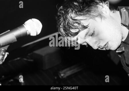 HOPE OF THE STATES, FRÜHES KONZERT, 2003: A Young Sam Herlihy von der Band HOPE OF THE STATES am 31 2003. Mai in Cardiff Barfly, South Wales, Großbritannien. Foto: ROB WATKINS. INFO: Hope of the States war eine britische Post-Rock-Band, die 2000 gegründet wurde. Bekannt für ihren filmischen Sound und ihre emotionale Tiefe, erlangten sie mit ihrem Debütalbum The Lost Riots Anerkennung. Ihre Musik enthielt oft orchestrale Arrangements und politisch aufgeladene Texte. Stockfoto