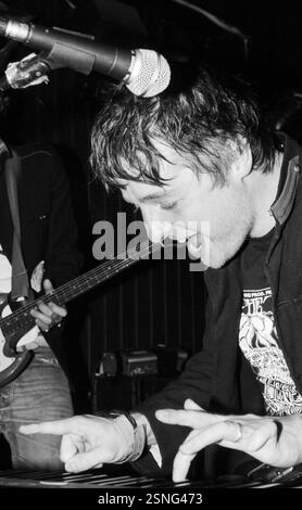 HOPE OF THE STATES, FRÜHES KONZERT, 2003: A Young Sam Herlihy von der Band HOPE OF THE STATES am 31 2003. Mai in Cardiff Barfly, South Wales, Großbritannien. Foto: ROB WATKINS. INFO: Hope of the States war eine britische Post-Rock-Band, die 2000 gegründet wurde. Bekannt für ihren filmischen Sound und ihre emotionale Tiefe, erlangten sie mit ihrem Debütalbum The Lost Riots Anerkennung. Ihre Musik enthielt oft orchestrale Arrangements und politisch aufgeladene Texte. Stockfoto