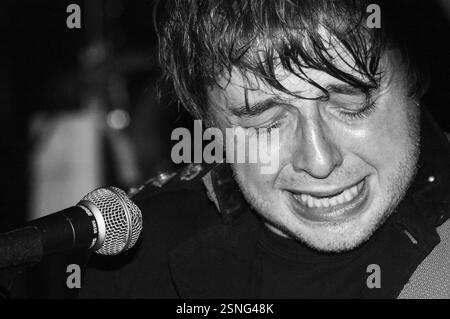 HOPE OF THE STATES, FRÜHES KONZERT, 2003: A Young Sam Herlihy von der Band HOPE OF THE STATES am 31 2003. Mai in Cardiff Barfly, South Wales, Großbritannien. Foto: ROB WATKINS. INFO: Hope of the States war eine britische Post-Rock-Band, die 2000 gegründet wurde. Bekannt für ihren filmischen Sound und ihre emotionale Tiefe, erlangten sie mit ihrem Debütalbum The Lost Riots Anerkennung. Ihre Musik enthielt oft orchestrale Arrangements und politisch aufgeladene Texte. Stockfoto