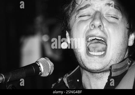HOPE OF THE STATES, FRÜHES KONZERT, 2003: A Young Sam Herlihy von der Band HOPE OF THE STATES am 31 2003. Mai in Cardiff Barfly, South Wales, Großbritannien. Foto: ROB WATKINS. INFO: Hope of the States war eine britische Post-Rock-Band, die 2000 gegründet wurde. Bekannt für ihren filmischen Sound und ihre emotionale Tiefe, erlangten sie mit ihrem Debütalbum The Lost Riots Anerkennung. Ihre Musik enthielt oft orchestrale Arrangements und politisch aufgeladene Texte. Stockfoto